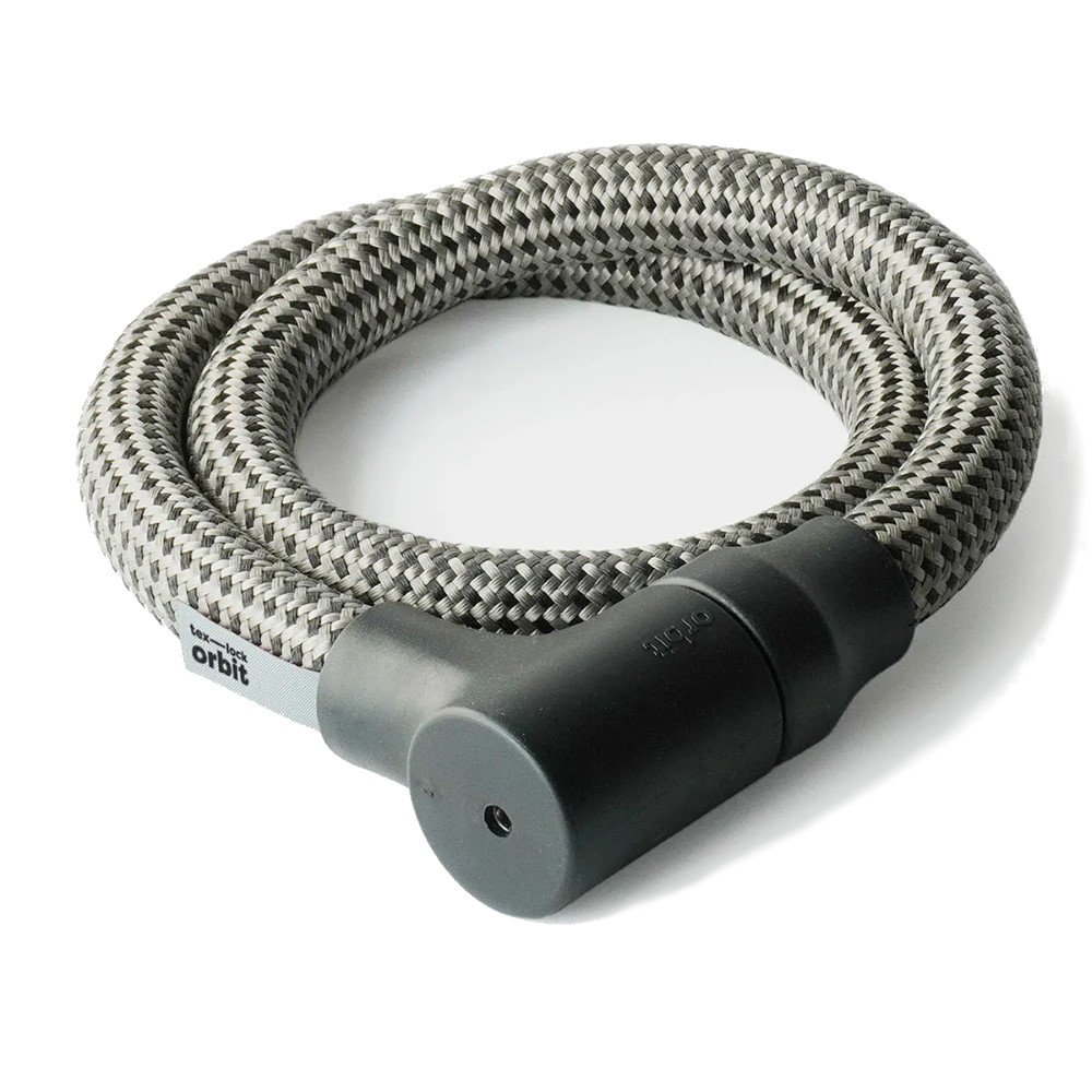 tex–lock Câble Antivol 120 cm - orbit - electric grey L'antivol à câble flexible avec noyau en acier Avec l'antivol à câble en textile, tu attaches ton vélo partout de manière particulièrement simple, rapide et sûre. Le tex-lock orbit ne se distingue pas seulement par son maniement ultra-rapide, mais aussi par son design élégant. Ce classique polyvalent se compose d'un câble high-tech avec un noyau en acier trempé et d'un corps de cadenas avec goupille de fermeture. Les différentes fibres high-tech du câble textile rendent l'antivol résistant aux scies, aux outils de coupe courants, au feu et aux rayures de peinture. Le corps robuste du cadenas résiste en outre aux attaques violentes de toutes sortes et fait du tex-lock orbit un cadenas de vélo particulièrement sûr contre le lockpicking. Caractéristiques de l'antivol à câble tex-lock orbit : Antivol vélo résistant au lock picking Verrouille le cadenas du vélo sans clé Protège ta peinture des rayures Nettement plus léger que les antivols de vélo de sécurité comparable Longueur pratique de 120 cm Verrouillage facile du cadenas sans clé Un seul geste et ton vélo est déjà à l'abri du vol : le corps de l'antivol spécialement conçu élève le design classique ainsi que la fonctionnalité de l'antivol à câble à un niveau supérieur. En effet, grâce à l'astucieux cylindre de fermeture tex-lock, tu n'as besoin de la clé que pour déverrouiller. Il suffit donc de cliquer dedans et c'est parti ! Lock picking antivol de vélo sécurisé Le cylindre de fermeture intelligent est protégé par un boîtier de cylindre ou un corps de serrure très robuste. Le boîtier développé par les experts de Texlock possède à l'intérieur plusieurs disques et une plaque anti-perçage en acier trempé qui protègent le cylindre de fermeture contre le perçage. À l'intérieur et autour du corps de la serrure, on trouve différents aciers trempés pour défendre chaque point d'attaque. Cette robustesse rend la serrure à câble sûre contre le lockpicking, le serrage (high torque), le perçage et d'autres attaques. De plus, pour éviter de rayer le cadre, le corps robuste du cadenas est recouvert d'une couche de plastique noir. Sécurité certifiée ART*2 - testée de manière indépendante La sécurité du tex-lock orbit a été mise à l'épreuve par l'institut de contrôle ART, indépendant des fabricants, grâce à des tests de sécurité approfondis. La combinaison du câble textile tex-lock et du corps robuste de l'antivol a passé tous les tests avec succès et porte donc le label de qualité officiel ART*2. Relier les antivols de vélo et utiliser la double longueur Si un antivol à câble textile ne te suffit pas pour l'attacher, par exemple parce que tu veux attacher plusieurs vélos, un vélo-cargo ou un vélo avec un empattement plus grand à un objet fixe, tu peux facilement relier deux orbits entre eux grâce à Click & Connect : Il suffit de cliquer le boulon de fermeture d'un orbit dans le corps du cadenas de l'autre orbit. Les deux cadenas à câble sont ainsi reliés entre eux et tu peux utiliser la longueur totale de 200 cm. Cependant, chaque cylindre de fermeture orbit ne peut recevoir qu'une seule clé. Pour déverrouiller, il faut donc utiliser la clé correspondant au tex-lock orbit.